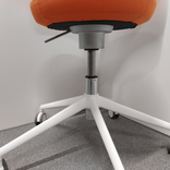 Begagnad kontorsstol Spine från Savo i orange tyg. Mått: sitthöjd mellan 42,5-52 cm. 