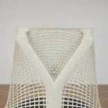 Begagnad kontorsstol Sayl från Herman Miller i vit/grå färg. Mått: Sitthöjd: ca 43-57 cm, Sittbredd: 49 cm, Sittdjup: 46 cm. 
