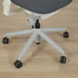 Begagnad kontorsstol Sayl från Herman Miller i vit/grå färg. Mått: Sitthöjd: ca 43-57 cm, Sittbredd: 49 cm, Sittdjup: 46 cm. 