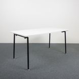 Begagnat hopfällbart bord Quickly från Lammhults. Vit bordsskiva, svart stativ, med hjul på två ben. Mått: bredd 140 cm, djup 70 cm och höjd 72 cm. 
