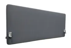 Begagnad bordsskärm från Götessons, modell ScreenIt A30. I mörkgrå färg. Mått: höjd 67 cm, bredd 160 cm och djup 4 cm.  
