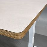 Begagnat konferensbord Links från Morgana i beige med plywoodkant, vita ben och  kabellucka. Mått: bredd 300 cm, djup 100 cm, höjd 74 cm.