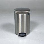 Begagnad papperskorg New Icon 12l från Brabantia i aluminium. Mått: diameter 25 cm och höjd 41 cm. 