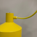 Taklampa Silo från Zero i gult. Mått: diameter 15 cm och höjd 23 cm.
