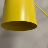 Taklampa Silo från Zero i gult. Mått: diameter 15 cm och höjd 23 cm.
