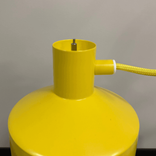 Taklampa Silo från Zero i gult. Mått: diameter 15 cm och höjd 23 cm.
