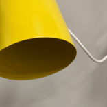 Taklampa Silo från Zero i gult med vit sladd. Mått: Diameter 15 cm och höjd 23 cm. 