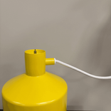 Taklampa Silo från Zero i gult med vit sladd. Mått: Diameter 15 cm och höjd 23 cm. 