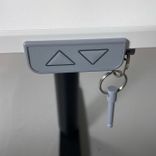 Begagnat höj- och sänkbart skrivbord från IKEA modell Bekant. Färg på bordsskivan är vit med ett svart stativ. Mått: Bredd 120 cm, djup 80 cm, justerbar höjd 65 - 125 cm. Passar perfekt för dynamiska arbetsmiljöer.