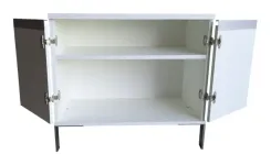 Begagnat vitt skåp med slagdörr och kromade ben. Mått: höjd 72,5 cm, bredd 80 cm och djup 43,5 cm. 