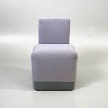 Begagnad lila stol, med dolda hjul från Viccarbe, modell Season. Klädd i strukturerat tyg. Mått: Bredd 52,5 cm, Djup 56 cm, Höjd 80 cm. 