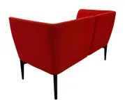 Begagnad modulsoffa Social från Pedrali i rött polyuretanskum med svarta aluminiumben. Mått: Höjd 77 cm x Bredd 130 cm x Djup 66 cm Sitthöjd 40 cm. 