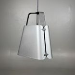 En begagnad grå taklampa från Belid, modell Fold. Taklampan har en diameter på 27 cm och höjd på 30.3 cm. Den passar väl i hemmiljöer såsom vardagsrummet eller köket samt i professionella sammanhang som kontor, hotell och restauranger.
