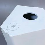 Begagnad miljösortering Kite från Trece i metall med vit pulverlackerad yta. Mått: bredd 50 cm, djup 49.2 cm och höjd 70 cm. 