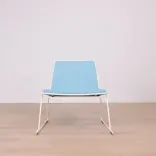 Begagnad fåtölj Speed från Johanson Design i blått tyg med vita ben. Mått: Höjd: 70 cm, Sitthöjd: 40 cm, Rygghöjd: 40 cm. 