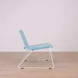 Begagnad fåtölj Speed från Johanson Design i blått tyg med vita ben. Mått: Höjd: 70 cm, Sitthöjd: 40 cm, Rygghöjd: 40 cm. 