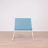 Begagnad fåtölj Speed från Johanson Design i blått tyg med vita ben. Mått: Höjd: 70 cm, Sitthöjd: 40 cm, Rygghöjd: 40 cm. 