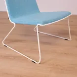 Begagnad fåtölj Speed från Johanson Design i blått tyg med vita ben. Mått: Höjd: 70 cm, Sitthöjd: 40 cm, Rygghöjd: 40 cm. 