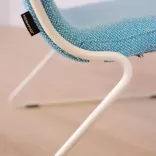 Begagnad fåtölj Speed från Johanson Design i blått tyg med vita ben. Mått: Höjd: 70 cm, Sitthöjd: 40 cm, Rygghöjd: 40 cm. 