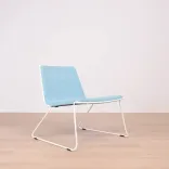 Begagnad fåtölj Speed från Johanson Design i blått tyg med vita ben. Mått: Höjd: 70 cm, Sitthöjd: 40 cm, Rygghöjd: 40 cm. 