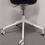 Begagnad kontorsstol Spine från Savo i blått. Mått: reglerbar sitthöjd mellan 42,5 - 52 cm. 