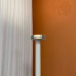 Golvlampa Sprinkle från Zero i ostronvit färg och textilbeklädd kabel. Mått: Höjd 183,7 cm och diameter 25 cm. 