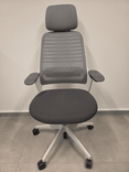 Begagnad kontorsstol Serie 1 från Steelcase med meshrygg och nackstöd. I två olika grå nyanser. Mått: Höjd 112-124 cm x Bredd 66 cm x Djup 70 cm.  