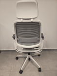 Begagnad kontorsstol Serie 1 från Steelcase med meshrygg och nackstöd. I två olika grå nyanser. Mått: Höjd 112-124 cm x Bredd 66 cm x Djup 70 cm.  