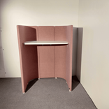 Begagnat arbetsbås Surround Me från Efg. I rosa med ben i ask. Mått: höjd 140 cm, bredd 104.5 cm och djup 71 cm.