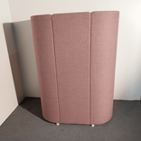 Begagnat arbetsbås Surround Me från Efg. I rosa med ben i ask. Mått: höjd 140 cm, bredd 104.5 cm och djup 71 cm.