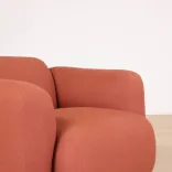 Begagnad fåtölj Swell från Normann Copenhagen, rostfärgad. Mått: Höjd: 67 cm, Sitthöjd: 40 cm, Sittbredd: 50 cm, Ryggbredd: 64 cm, Sittdjup: 62 cm. 