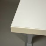 Begagnat höj & sänkbart skrivbord, rektangulärt i vit färg, med silverstativ. Mått: Bredd 160 x Djup 80 x Höjd 70–120 cm. Inkluderar kabelhål.