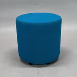 Begagnad sittpuff Bongo från Johanson Design i turkos. Mått: diameter 45 cm, sitthöjd 45 cm. 