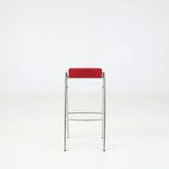 Begagnad röd barstol från Mitab med röd textilsits och kromad ram. Mått: Höjd 80 cm, sittbredd 33 cm och sittdjup 29 cm. 