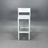 Begagnad barstol Akustik från Gärsnäs i vitt. Mått: Bredd 43,5 cm, djup 45,5 cm, höjd 101 cm, sitthöjd 78,6 cm. 