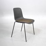Begagnad matstol från Lammhults, modell Grade. Med skal i mörkgrått och sits i grönbrun. Stapelbar design. Mått: bredd 51 cm, djup 54 cm, höjd 78 cm.
