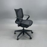 Begagnad kontorsstol Cosm Low med armstöd från Herman Miller i grå mesh. Mått: sitthöjd 40,9–54,4 cm. 
