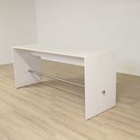 Begagnat barbord Ping Pong från Blå Station i vitt med fotstöd i rostfritt stål. Mått: Längd: 250 cm, Bredd: 80 cm, Höjd: 107 cm. 