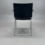 Begagnad konferensstol Spira från Lammhults i svart comforttyg, silverfärgat underrede och armstöd. Mått: Bredd 55 cm, djup 56 cm, höjd 83 cm och sitthöjd 45 cm. 