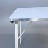 Begagnat hopfällbart bord Cobra från Materia. Bordsskiva i grått med vita ben. Mått: bredd 140 cm, djup 70 cm och höjd 72 cm. 