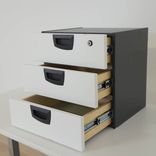 Begagnad Låsbar Lådinsats modell EDU3 från Kinnarps. Mörkgrå stomme, björkfärgade lådor, 3 vita luckor samt svarta handtag.. Mått Höjd: 31 cm, Bredd: 37 cm, Djup: 37 cm. 