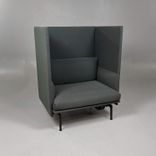 Begagnad Outline Highback från Muuto i mörkgrå tygklädsel, svarta ben, eluttag och USB-anslutningar. Mått: Bredd 88 cm, djup 76 cm, höjd 100 cm, sitthöjd 40 cm. 