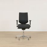 Begagnad kontorsstol Sign från Officeline i svart. Mått: ryggbredd 45 cm, rygghöjd 55 cm, sitthöjd 46 - 62 cm. 