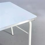 Begagnat hopfällbart bord Cobra från Materia. Bordsskiva i grått med vita ben. Mått: bredd 140 cm, djup 70 cm och höjd 72 cm. 