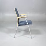 Begagnad konferensstol från Kinnarps modell Yin. Grått tyg på sits och rygg, rygg i björk och ben i silverfärg. Bredd: 54 cm. Djup: 56 cm. Höjd: 87 cm. Sitthöjd: 42 cm. 