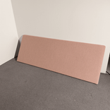 Begagnad bordsskärm Tab från Efg i rött tyg, funktionslist samt bordsfästen i silver. Mått: Längd 180 cm, Höjd 65 cm. 