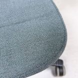 Begagnad kontorsstol Capella från Kinnarps i blågrön klädsel med armstöd, nackstöd i skinn. Mått: Sitthöjd 45–58 cm. 