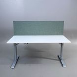 Begagnad bordsskärm från Akustil i grönt. Mått är bredd på 160 cm och höjd på 65 cm.  