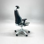 Begagnad grå kontorsstol Mereo 220 från RH. Med armstöd, nackstöd. Mått: Sitthöjd 41–55 cm. 