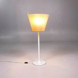 Begagnad bordslampa Melampo från Artemide i beige färg och silverstativ. Mått: Diameter 35 cm, höjd justerbar mellan 63 till 86 cm. 